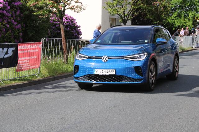 Die Rennen wurden mit E-Fahrzeugen vom Autohaus Meyer begleitet | Foto: os