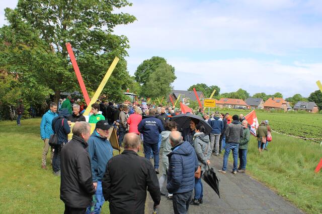 Die Teilnehmer der Protestaktion diskutierten angeregt über die umstrittenen Trassenbau-Pläne | Foto: ce