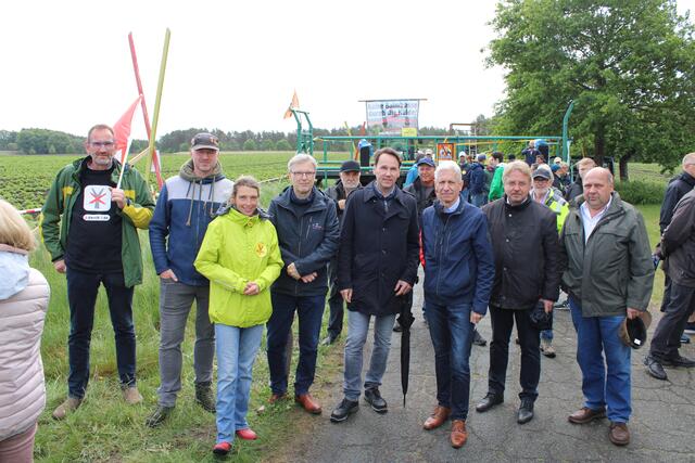 Machen sich stark für die Umsetzung der Alpha-E-Lösung (v. li.): Brackels Bürgermeister Dirk Schierhorn, sein Evendorfer Kollege Christian Sauer, Bundestagsabgeordnete Svenja Stadler, Hanstedts Samtgemeinde-Bürgermeister Olaf Muus, Landtagsabgeordneter André Bock, Landrat Rainer Rempe, Salzhausens Samtgemeinde-Bürgermeister Wolfgang Krause und Garlstorfs Gemeindeoberhaupt Horst Günter Jagau | Foto: ce