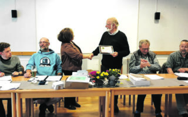 Auf der Versammlung: Vorsitzende Nejla Forsthuber dankt
Walter Gaßmann für die langjährige Führung des Vereins | Foto: FSV Hoopte-Winsen