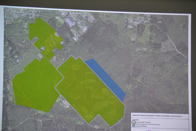 Schutzwürdiges Gebiet Brunsberg mit der Sprötzer Heide links. In Blau eine Kompensationsfläche für Waldumwandlung
