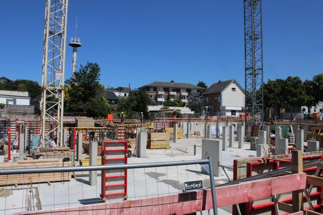 Das Fundament liegt bereits. In den kommenden Tagen wird mit dem Bau des Kellerdachs begonnen | Foto: sv