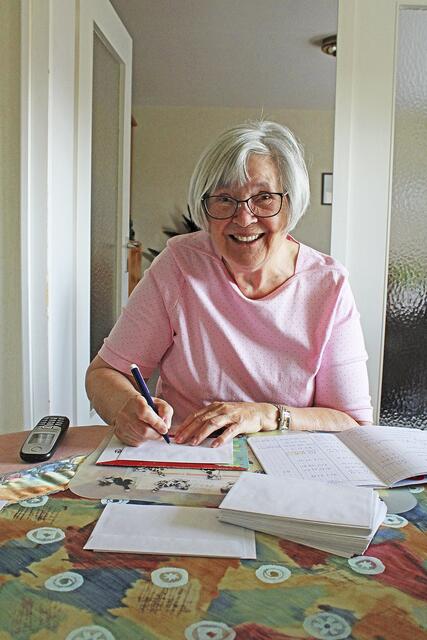 Ursula Pehmöller liegen die Menschen, um die sie sich beim SoVD kümmert, sehr am Herzen - deshalb adressiert sie die 
Mitgliederpost auch handschriftlich | Foto: sv