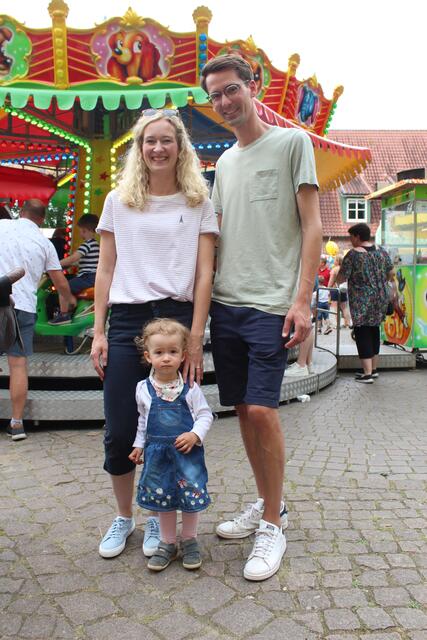Julia und Nico Haupt mit Tochter Dora (2) hatten viel Spaß auf dem Pfingstmarkt | Foto: lm