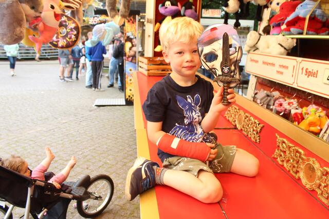 Paul (4) freut sich über seinen Gewinn beim Dosenwerfen  | Foto: lm 