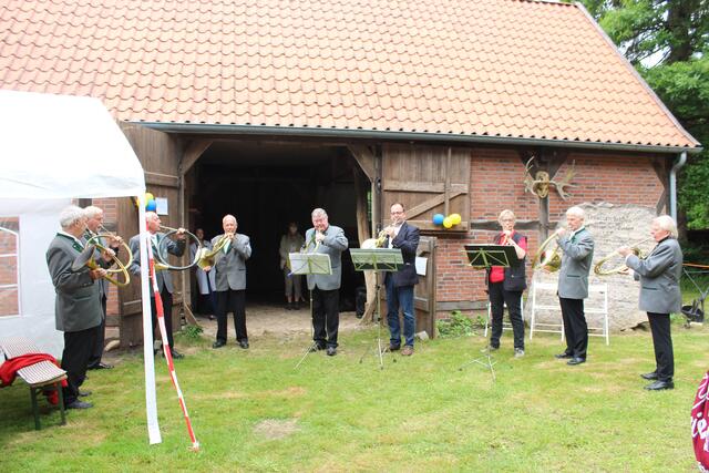Der Parforcehornkorps Moisburg sorgte für die musikalische Untermalung  | Foto: lm 