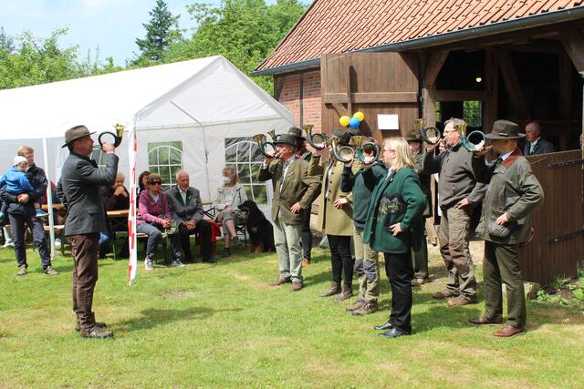 Auch das Fürst-Pless-Horn-Korps des Hegerings Hittfeld war mit von der Partie  | Foto: lm