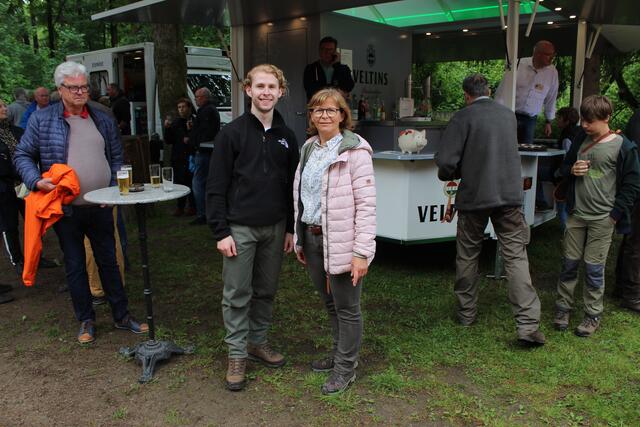 Kleckens Ortsbürgermeisterin Anke Grabe mit Sohn Arne  | Foto: lm