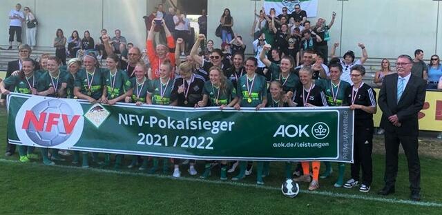 Die Fußballfrauen des VfL Jesteburg bei der Siegerehrung im Barsinghäuser August-Wenzel-Stadion  | Foto: NFV