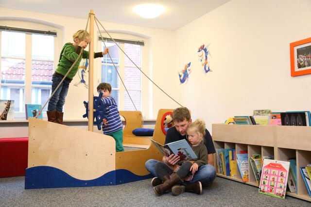Die Stadtbibliothek Buxtehude ist ein Treffpunkt und Lernort für alle Generationen. Ihre Aufgaben und damit auch der Raumbedarf werden sich in der Zukunft aber grundlegend verändern | Foto: Angela Farah