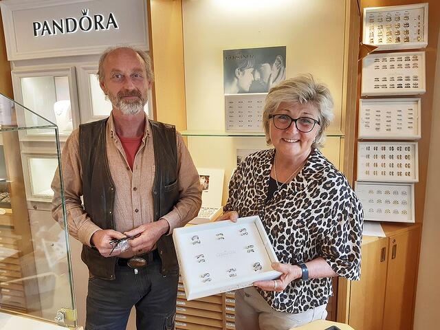 Seit 40 Jahren bei Juwelier Klenke und auch beim verkaufsoffenen Sonntag im Einsatz: Fachverkäuferin Helga Hartig und Uhrmacher Jörg Klenke 