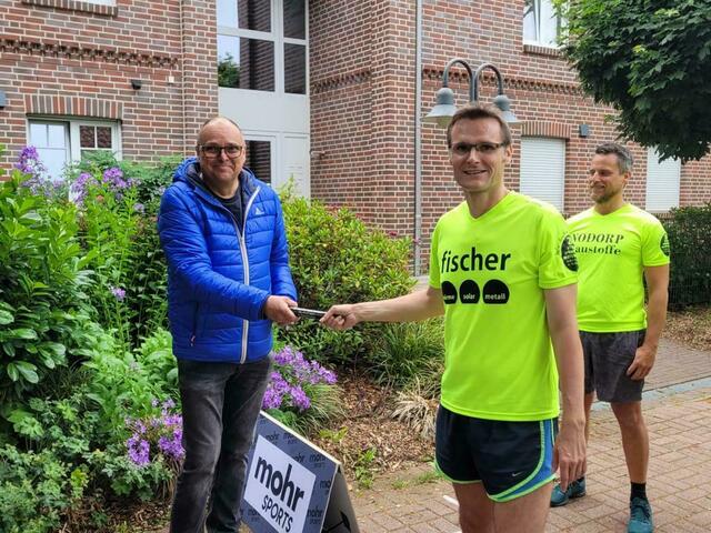 Staffelstab-Übergabe von Michael Gosch (li.), damals Lühes Samtgemeinde-Bürgermeister, an Udo Feindt beim 24-Stunden-Lauf in Steinkirchen | Foto: Marion Kalmutzke