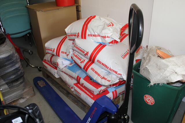 Im Lagerraum werden die Säcke mit Taubenfutter untergebracht 