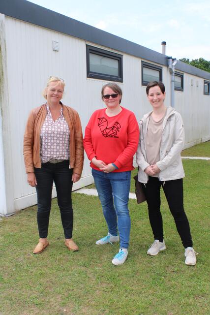 Vor dem Container an der Nordheidehalle, der mit dem Taubenschlag erweitert wird: (v. li.) Vera Sternemann (Managerin Nordheidehalle), Magdalena Dec und Maren Stöver (beide Verein Stadttauben Buchholz)