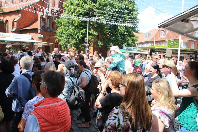 Da ist was los: Andrang vor der Petri-Platz Bühne | Foto: tk