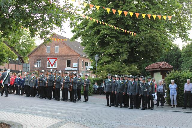 Großer Schützenaufmarsch vor der Kirche zum Auftakt des Schützenfestes | Foto: ce