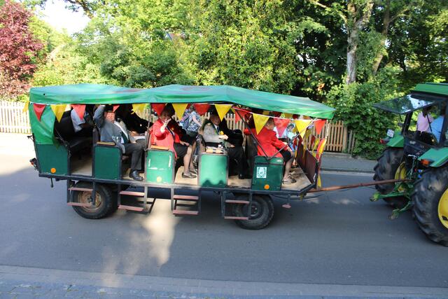 Für die älteren Mitglieder der Schützenkompanie gab es einen rustikal-ländlichen Shuttle-Service | Foto: ce