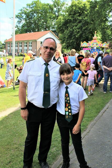 Schützenoberst Hans-Peter Kröger war stolz auf Tochter Elisa (10), die in der Nachwuchs-Gruppe "Minimis" beste Schützin war | Foto: ce