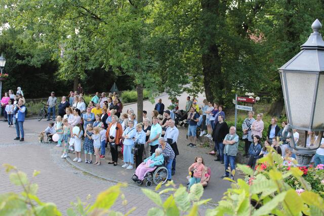 Zahlreiche Zuschauer verfolgen die Proklamation der Damen-, Schüler- und Jugendbesten sowie die Ehrungen | Foto: ce