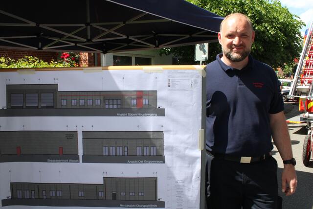 Ortsbrandmeister Oliver Kluth präsentierte die Pläne für den Neubau des Feuerwehrhauses