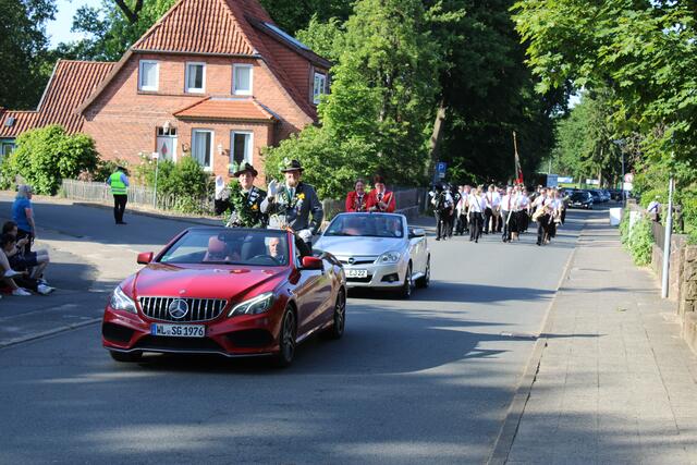 Die neuen Majestäten mit Gefolge und Blasorchester beim Umzug durch Salzhausen | Foto: ce