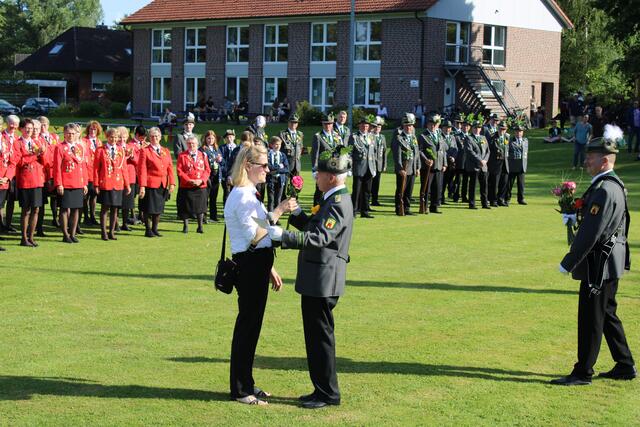Maike Theilmann-Banse vom Vorstand des Blasorchesters MTV Salzhausen, das beim Schützenfest für den guten Ton sorgte, bekam vom Ehrenoberst Günter Jost eine Rose überreicht | Foto: ce
