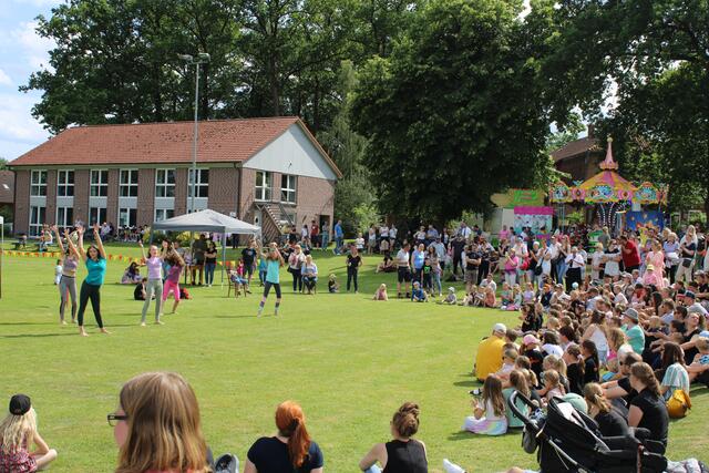 Die Vorführungen der Jugend- und Kindertanzgruppen beim Kinderschützenfest auf dem Festplatz wurden mit viel Applaus belohnt | Foto: ce