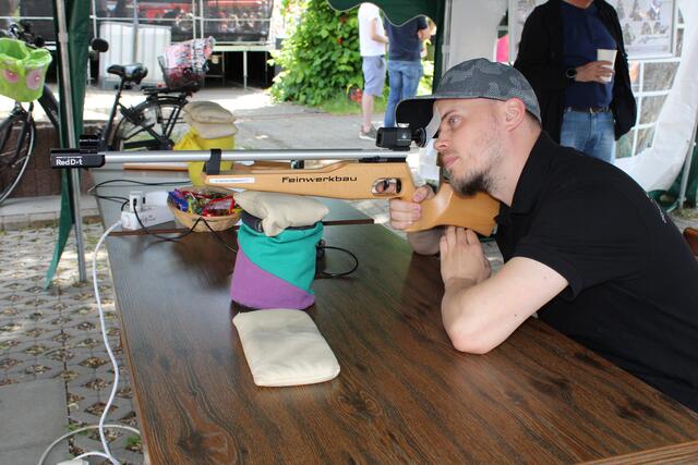 Mit einem Lichtpunktgewehr: Jugendwart Christoph Kröger vom Schützenverein Sprötze-Kakenstorf