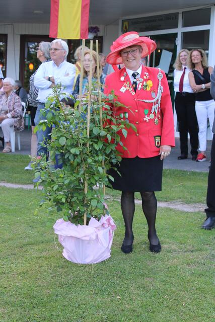 Anette Menth ist die neue Rosenkönigin der Salzhäuser Schützen | Foto: ce