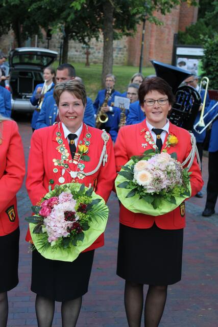 Damenbeste Nicole Schmidt mit Adjutantin Anke Deetz | Foto: ce