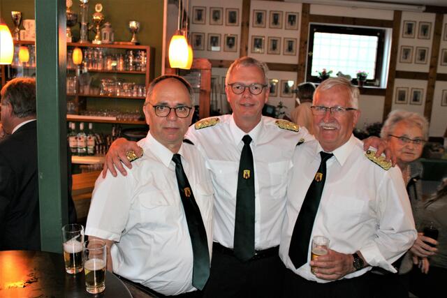 Freuten sich über das erfolgreiche Schützenfest (v. li.): Schützenoberst Hans-Peter Kröger sowie die Ehrenoberste Dirk Hornbostel und Peter Rötschke | Foto: ce