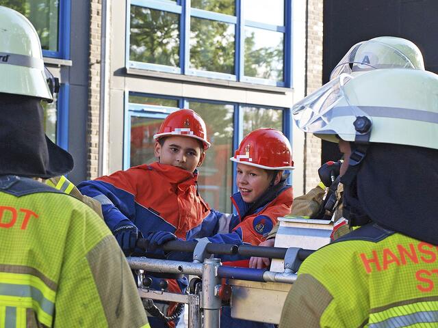 Mitglieder der Jugendfeuerwehr fungierten als Statisten | Foto: Stefan Braun / Feuerwehr