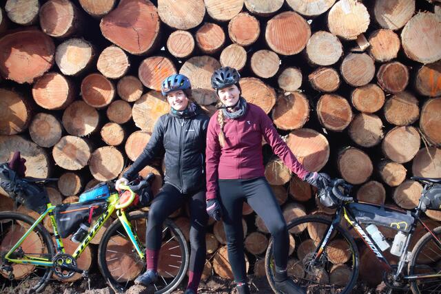 Laura Möller (li.) und Antonia Staacke radeln gern in ihrer Freizeit | Foto: Meret Marlow