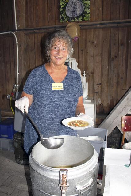 Ute von Stemm beim Ausgeben der köstlichen Hochzeitssuppe | Foto: sb