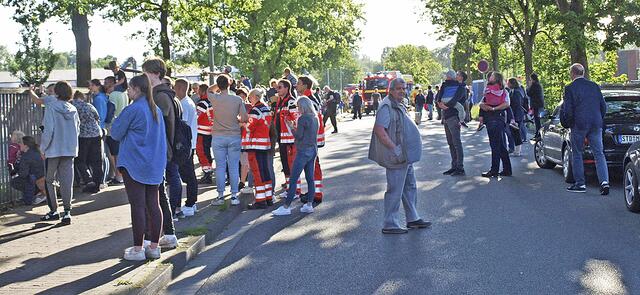 Die Zuschauer verfolgten den Ablauf der Übung mit großem Interesse | Foto: Stefan Braun / Feuerwehr