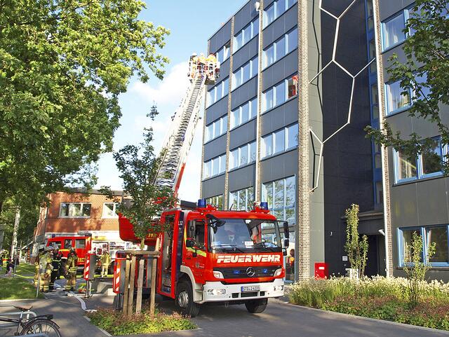 Bei der Rettung vom Hausdach wurde die große Drehleiter eingesetzt | Foto: Stefan Braun / Feuerwehr