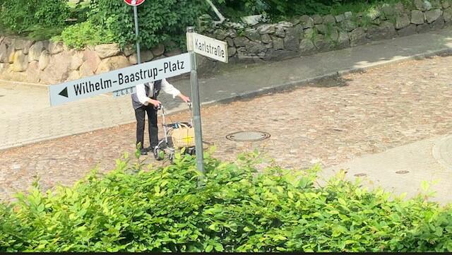 Mühsam müssen sich Rollatorfahrerinnen den Weg über die Friedhofstraße bahnen | Foto: Kerstin Ohlsen