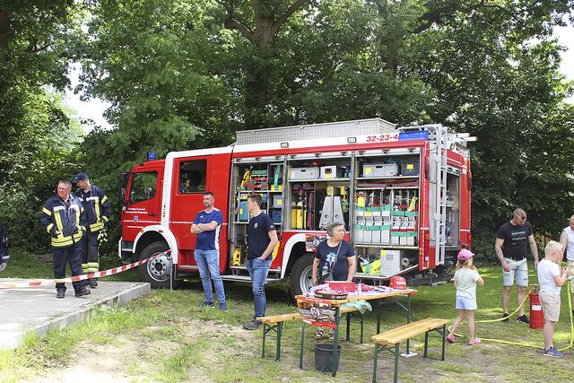 Die Feuerwehr zeigte ein Einsatzfahrzeug | Foto: sb