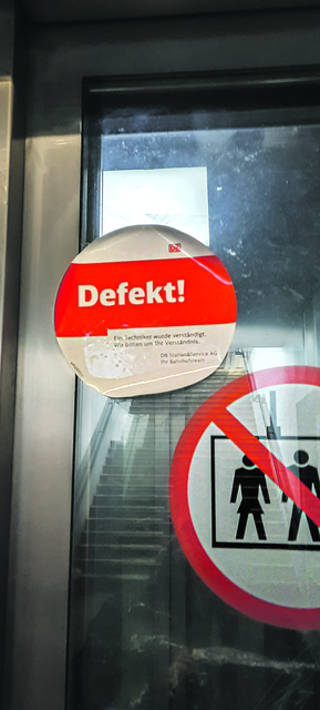 Der Aufkleber defekt hing am Freitag am Bahnhofs-Fahrstuhl in Buxtehude. "Die Anlage läuft stabil", teilte eine Bahnsprecherin am Donnerstag mit.  | Foto: tk