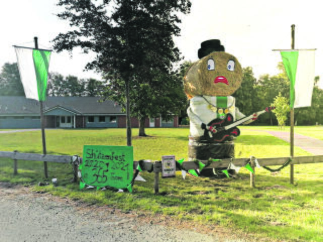 Jedes Jahr wurde zu Ehren von König Kevin Krieg eine Strohpuppe mit Schützenuniform und E-Gitarre an der Moorhalle aufgebaut. | Foto: Schützenverein Königsmoor