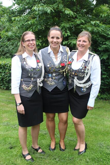 Die Beste Dame Isabell Schuldt (Mitte) mit ihren Adjutantinnen Kirsten von Kleist (li.) und Diana Henschel