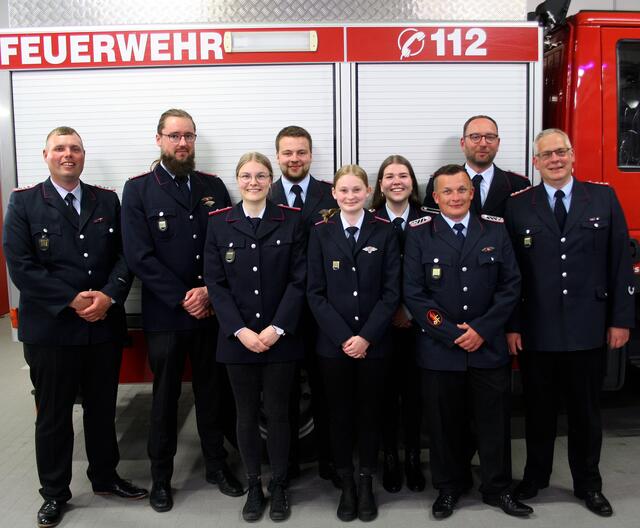 Die Beförderten der Stöckter Wehr mit Ortsbrandmeister Jan-Peter Behr (re.) und seinem Stellvertreter Mel Franzen (li.) | Foto: Burkhard Giese