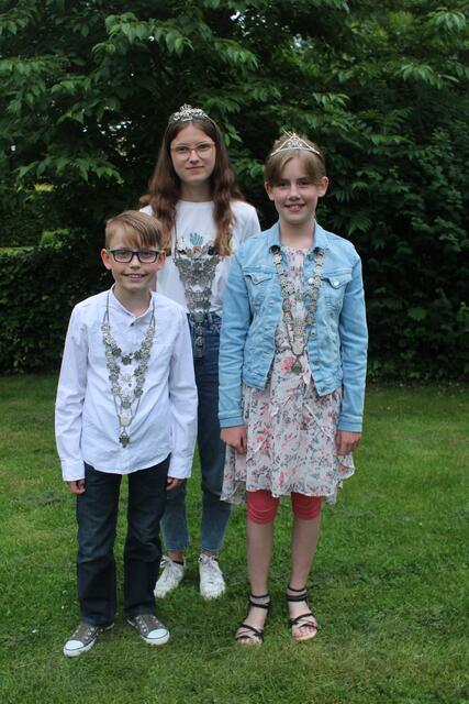 Die Kindermajestäten (v. li.) Prinz Adam Fetings, Kinderkönigin Leonie Töllner, Prinzessin Ronja Starzinski. Es fehlt der Kinderkönig Max Hägert