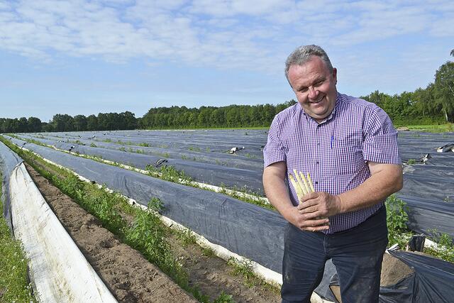 Bernd Oelkers mit dem letzten Spargel der Saison | Foto: bim