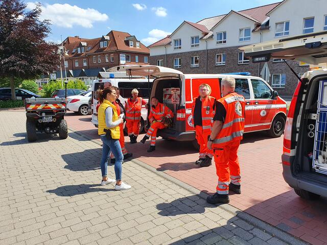 Glückliches Ende für alle Retter: Die seit Sonntag vermisste Frau wurde gefunden und ins Elbe Klinikum gebracht | Foto: Polizei