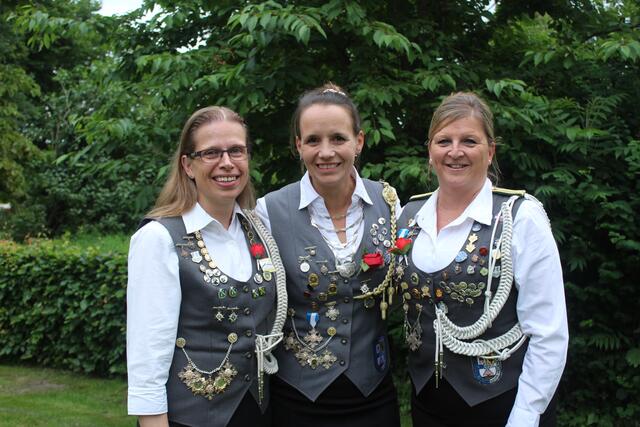 Die Beste Dame Isabell Schuldt (Mitte) mit ihren Adjutantinnen Kirsten von Kleist (li.) und Diana Henschel