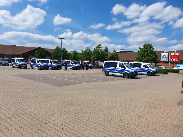 Nach einer Zeugenaussage, wo die Seniorin sein könnte, rückte die Bereitschaftspolizei zur Unterstützung an | Foto: Polizei