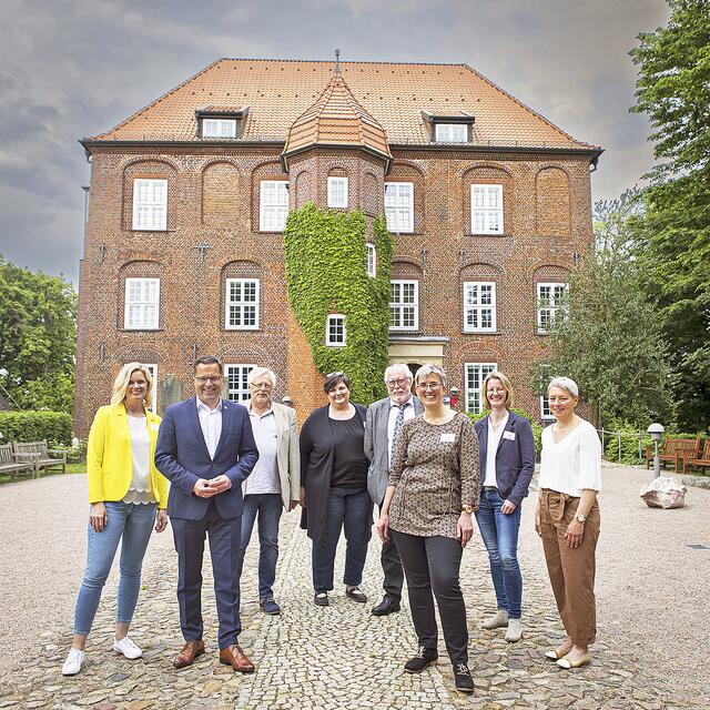 Mitbegründer und Mitarbeiter des Senioren- und Pflegestützpunktes im Landkreis Stade (von rechts): Bettina Pralow (Mitarbeiterin SPN), Bettina Willenbockel (Leitung Sozialamt), Sylvia Pankop (Mitarbeiterin SPN), Thomas Wohlert (ehemaliger Leiter Sozialamt), Susanne Brahmst (Sozialdezernentin), Helmut Lauff (ehemaliger Leiter Sozialamt) Landrat Kai Seefried und Ina Müller (Mitarbeiterin SPN). | Foto: Landkreis Stade/Chr. Schmidt