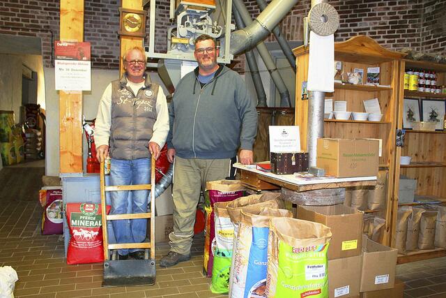 Rolf Dammann (li.) vom Vereinsvorstand unterstützt Volkmar Dinglinger regelmäßig bei der Arbeit in der Mühle | Foto: sb