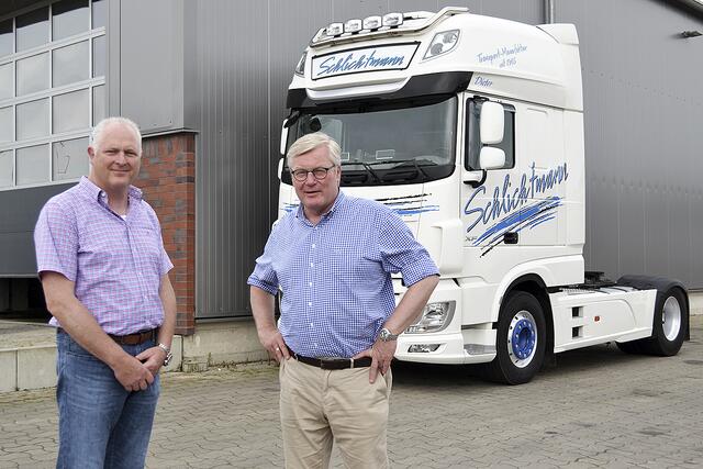 Dr.  Bernd Althusmann (re.) sprach auch mit Carsten Schlichtmann, Geschäftsführer der Schlichtmann Transport GmbH in Wenzendorf | Foto: bim